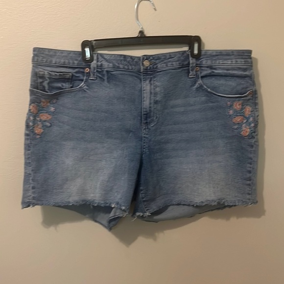 Women’s Plus Lucky Brand Georgia Denim Short With Floral Detail 20W (EXCELLENT) - Picture 1 of 6